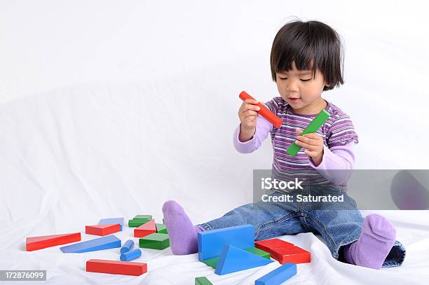 Bambini Che Giocano Con Blocchi Colorati Su Sfondo Bianco - Fotografie stock e altre immagini di 2-3 anni