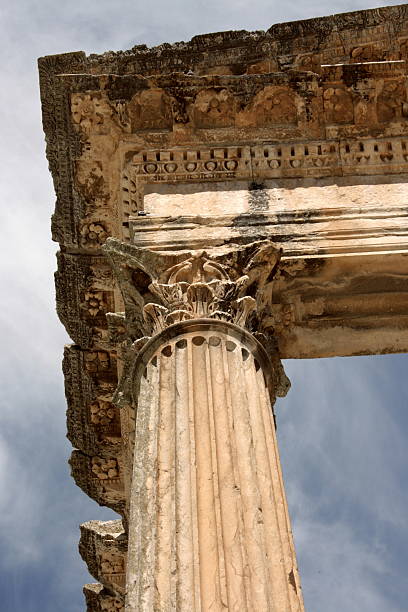 pilares do templo romano - tunisia dougga roman god goddess - fotografias e filmes do acervo