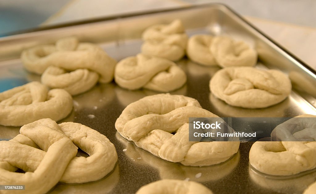 Plaque de biscuits maison bretzels sur feuille - Photo de Bretzel libre de droits