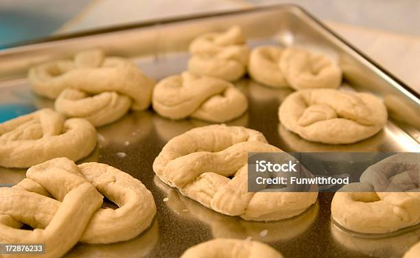 Photo libre de droit de Plaque De Biscuits Maison Bretzels Sur Feuille banque d'images et plus d'images libres de droit de Bretzel - Bretzel, Préparation, Aliment