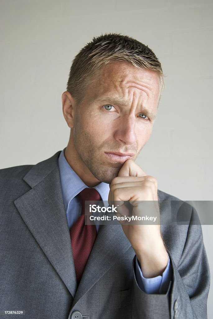 Homme d'affaires en regardant la caméra avec une Expression Skeptical - Photo de 25-29 ans libre de droits