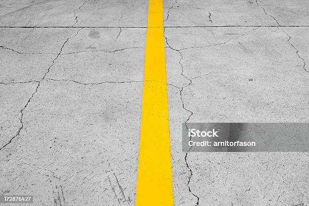 Żółta Linia - zdjęcia stockowe i więcej obrazów Abstrakcja - Abstrakcja, Architektura, Betonowy