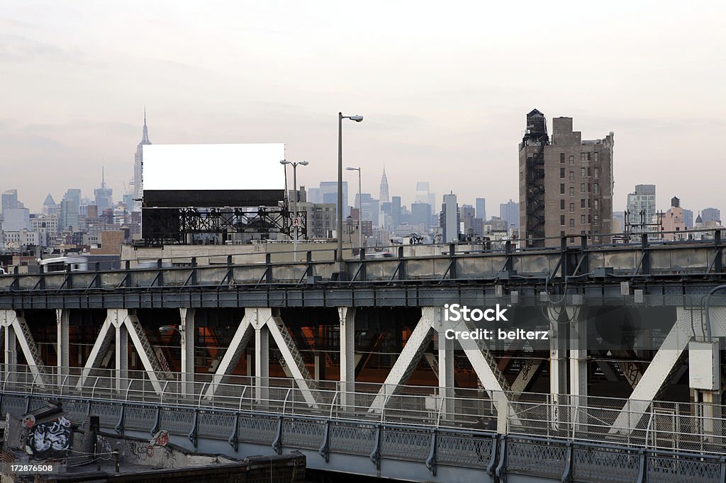 Cartelera en el puente - Foto de stock de Ciudad de Nueva York libre de derechos