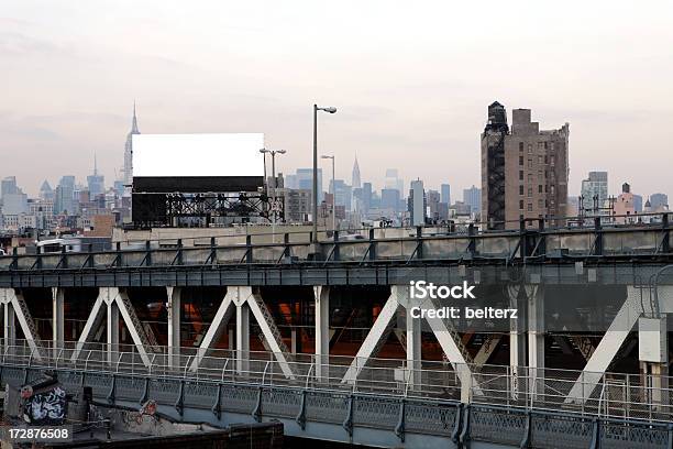 Cartelera En El Puente Foto de stock y más banco de imágenes de Ciudad de Nueva York - Ciudad de Nueva York, Estado de Nueva York, Valla publicitaria