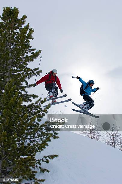 Действия В Мелкий Снег — стоковые фотографии и другие картинки Telemark Skiing - Telemark Skiing, Белый, Вертикальный