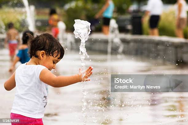 Parco Di Divertimento Fountain - Fotografie stock e altre immagini di Bambino - Bambino, Fontana - Struttura costruita dall'uomo, Giocare