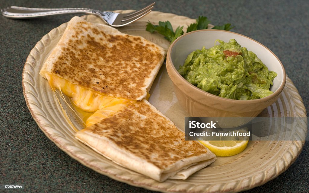 Guacamole e molho de abacate & Tortilha de queijo Quesadilla de comida mexicana - Foto de stock de Abacate royalty-free