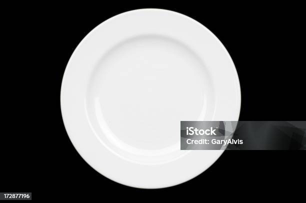 トップ下の空の白いディナーにブラックの表面メッキ - 皿のストックフォトや画像を多数ご用意 - 皿, 黒背景, 白色