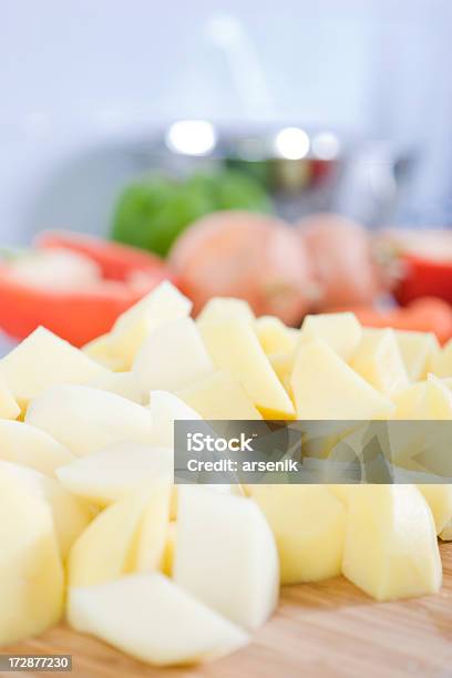 Foto de Cubos De Batatas e mais fotos de stock de Alimentação Saudável - Alimentação Saudável, Bancada de Cozinha - Mobília, Batata - Tubérculo