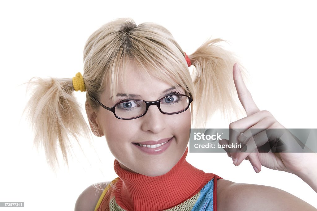 Sorridente giovane donna bionda mette con pigtail - Foto stock royalty-free di Adolescente