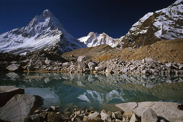 india. garhwalu himalaya. - screes foto e immagini stock