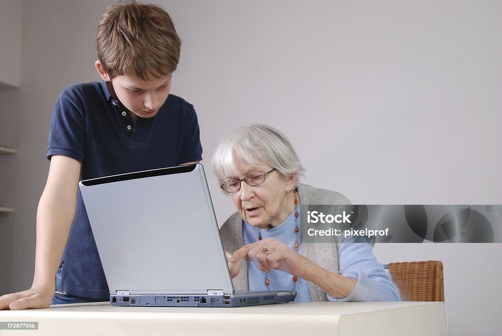 Menino e grande-avó com laptop - Foto de stock de Adolescente royalty-free