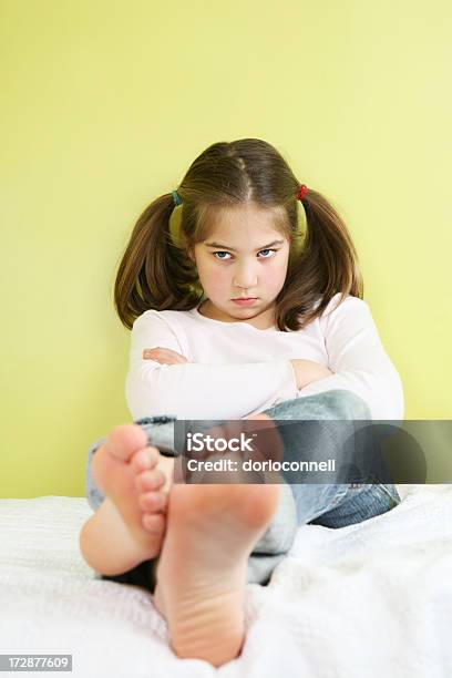 Angry 사소한 소녀에 대한 스톡 사진 및 기타 이미지 - 소녀, 맨발, 발바닥