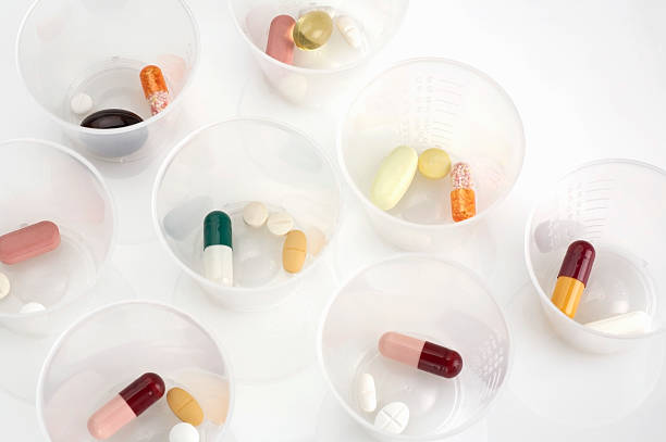 pilules de gobelets en plastique - dose photos et images de collection