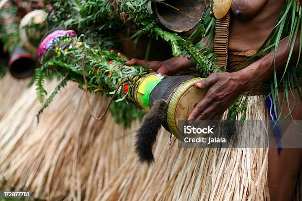 Tribal Tambor Foto de stock y más banco de imágenes de Papúa Nueva Guinea - Papúa Nueva Guinea, Personas, Bailar