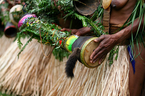etniczne bębna - papua new guinea zdjęcia i obrazy z banku zdjęć