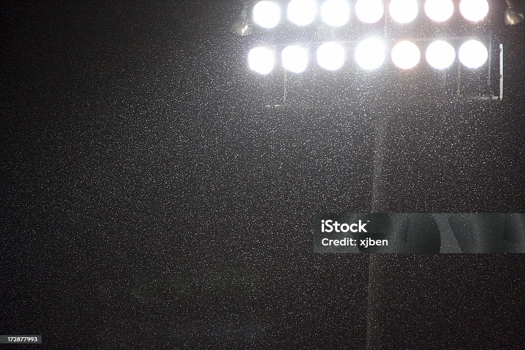 Luci di stadio pioggia - Foto stock royalty-free di Campo da baseball