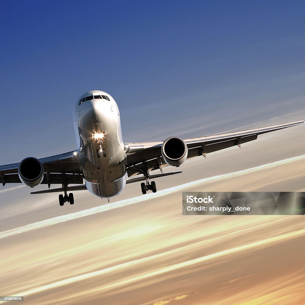 jet Avión aterrizando al atardecer - Foto de stock de Acercarse libre de derechos