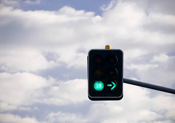 luz verde - turning right fotografías e imágenes de stock