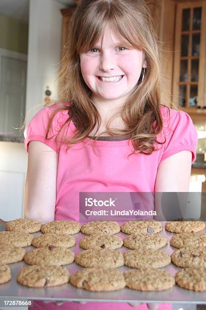 Bolachas Caseiras - Fotografias de stock e mais imagens de 10-11 Anos - 10-11 Anos, Alegria, Assadeira - Bandeja