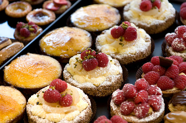dessert cibo francese - little cakes foto e immagini stock