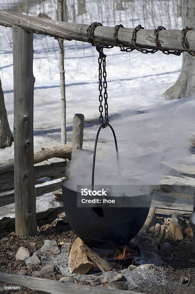 Bouilloire sur une flamme ouverte - Photo de Acier libre de droits