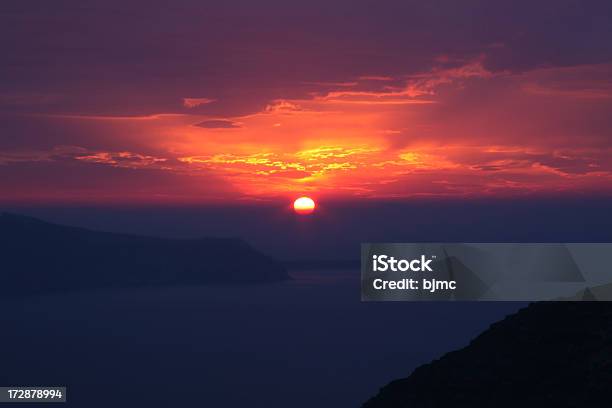 Atardecer En Santorini Grecia Foto de stock y más banco de imágenes de Agua - Agua, Aire libre, Belleza