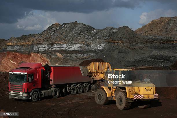 Bulldozer Stockfoto und mehr Bilder von Ausrüstung und Geräte - Ausrüstung und Geräte, Baumaschine, Beladen