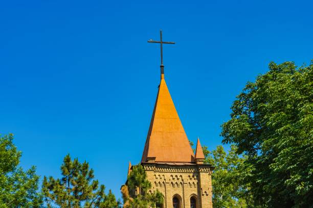 edificio de la iglesia en la ciudad - christs fotografías e imágenes de stock