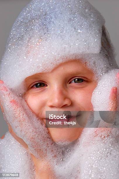 Manter Limpos Com Personal Hygeine Vi - Fotografias de stock e mais imagens de Banho de Espuma - Banho de Espuma, Criança, 8-9 Anos