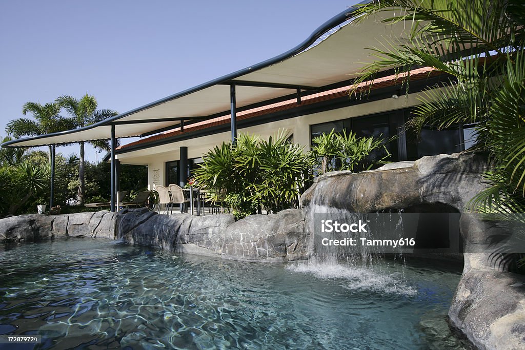 Azul cristalina piscina em uma elegante casa - Foto de stock de Piscina royalty-free