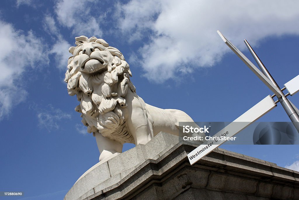 South Bank león en Westminster Bridge - Foto de stock de Ciudades capitales libre de derechos