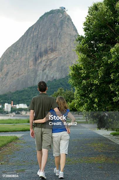 Rio De Janeiro - Fotografias de stock e mais imagens de Casal - Casal, Trilho, 40-44 anos