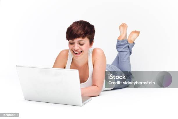 Studentka Za Pomocą Laptopa - zdjęcia stockowe i więcej obrazów Biały - Biały, Brand Name Online Messaging Platform, Codzienne ubranie