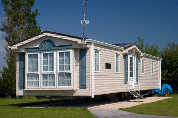 Luxury mobile home slightly elevated A modern luxury static caravan. manufactured housing stock pictures, royalty-free photos & images