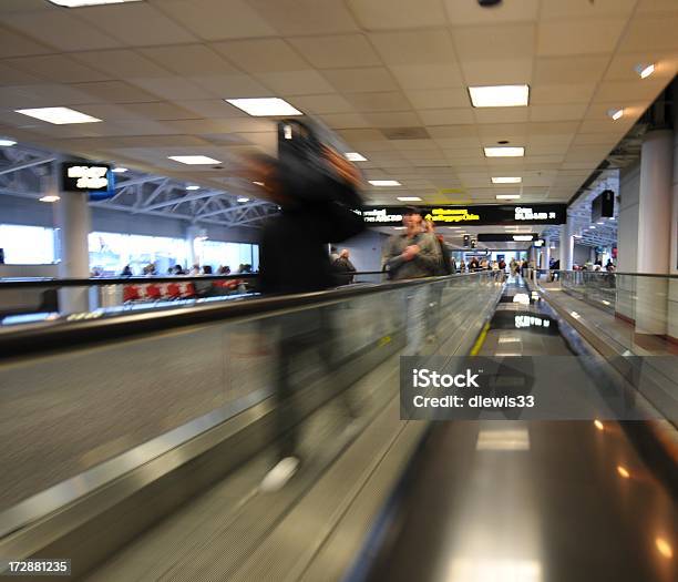 Viajantes Em Movimento - Fotografias de stock e mais imagens de Aeroporto - Aeroporto, Andar, Destino de Viagem