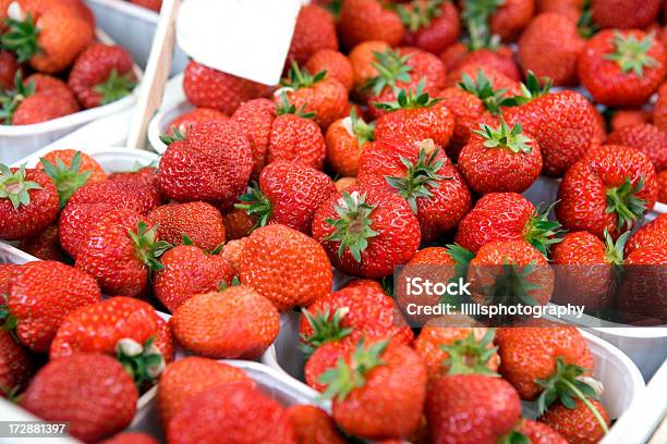 Foto de Morangos No Mercado e mais fotos de stock de Amontoamento - Amontoamento, Baga - Fruta, Baga - Parte de planta