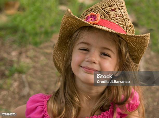 Счастливый Lilковбойдевушка — стоковые фотографии и другие картинки Весёлый - Весёлый, Горизонтальный, Девочки