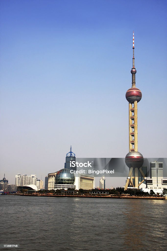 Shanghai Oriental Pearl Tower i Huangpu Jiang - Zbiór zdjęć royalty-free (Architektura)