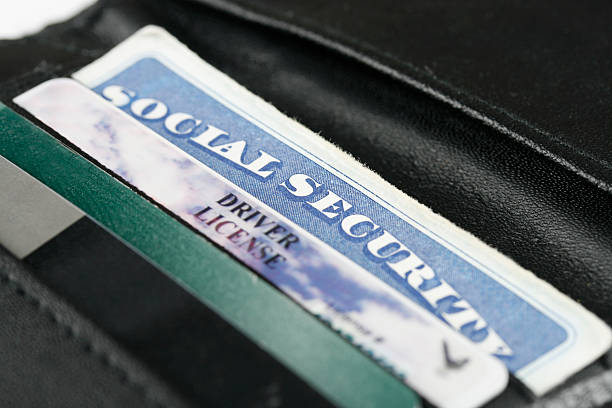 segurança social & cartões de identificação - social security card drivers license social security color image imagens e fotografias de stock