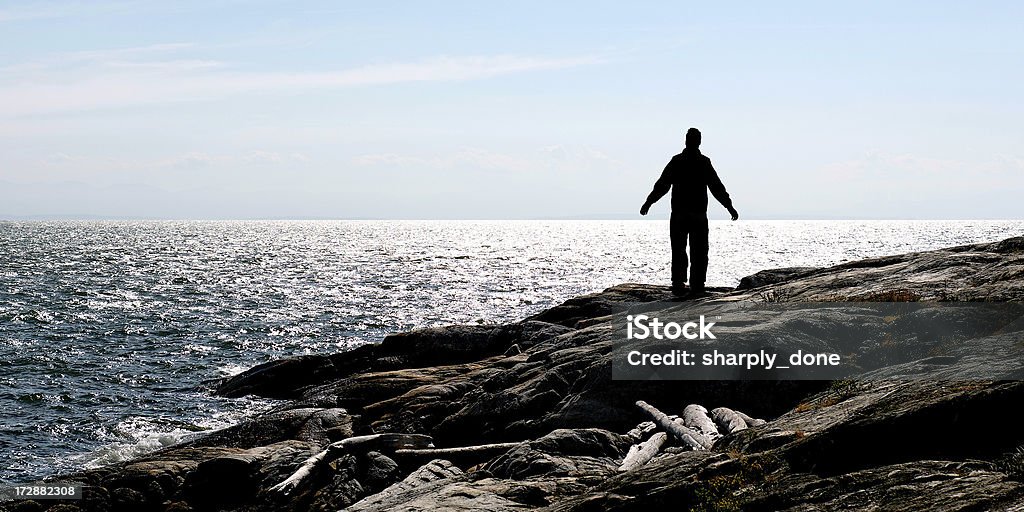 Silueta de hombre solitario - Foto de stock de Incertidumbre libre de derechos