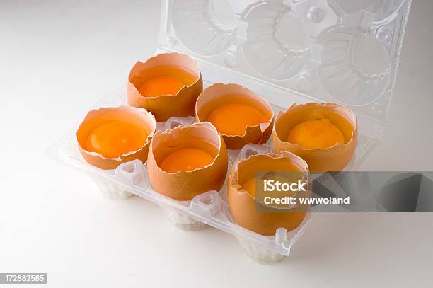 Broken Ovos Em Uma Caixa - Fotografias de stock e mais imagens de Amarelo - Amarelo, Branco, Castanho