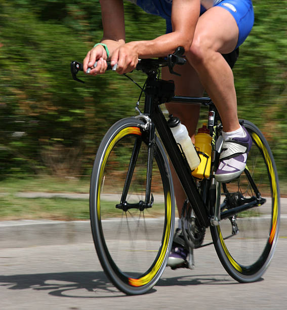 bicicleta de corrida - racing bicycle cyclist sports race panning imagens e fotografias de stock