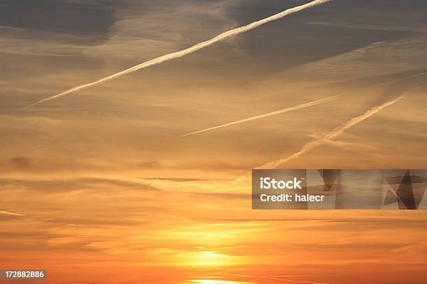 ジェットストリーム夕日 - ドラマチックな空模様のストックフォトや画像を多数ご用意 - ドラマチックな空模様, 交通輸送, 人物なし