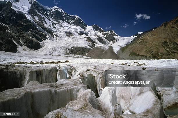 Glaciar Bezengi En Las Montañas Del Cáucaso Foto de stock y más banco de imágenes de Aire libre - Aire libre, Cadena de montañas, Cielo