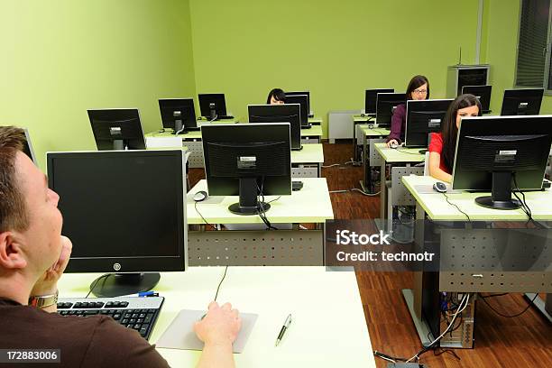 Ordenador La Educación Foto de stock y más banco de imágenes de 20 a 29 años - 20 a 29 años, 20-24 años, Adulto