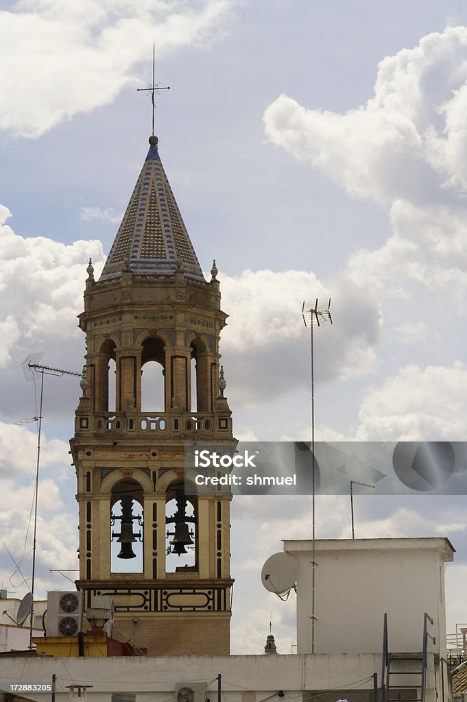 Igreja campanário sobe no céu acima de Sevilha - Foto de stock de Amarelo royalty-free