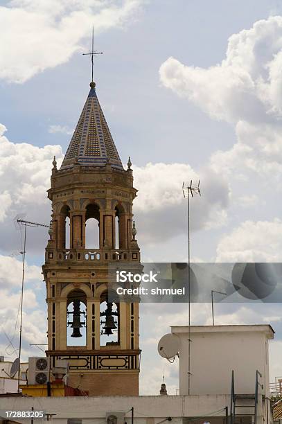 Foto de Igreja Campanário Sobe No Céu Acima De Sevilha e mais fotos de stock de Amarelo - Amarelo, Andaluzia, Antena - Equipamento de telecomunicações