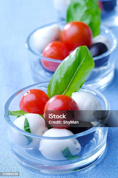 Foto de Mini Caprese e mais fotos de stock de Alimentação Saudável - Alimentação Saudável, Antepasto, Azeite