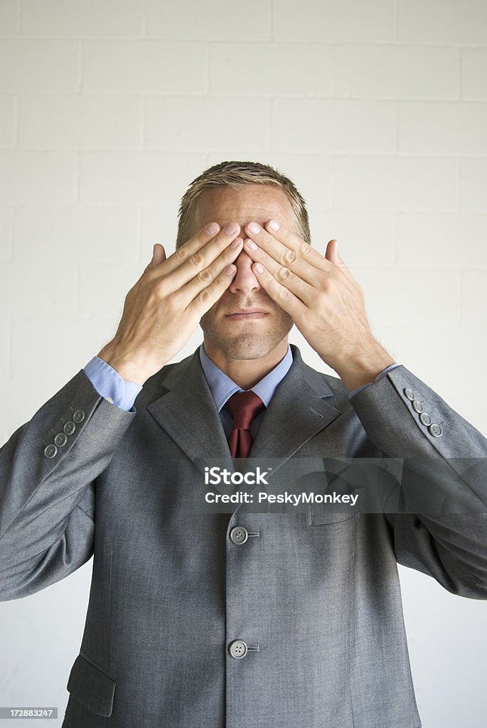 Vejo nenhum mal Empresário cobre os olhos - Foto de stock de Conceito royalty-free